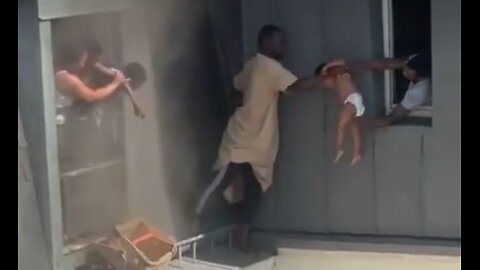 Man rescues 6 people, 4 of them children, from building fire 🔥
