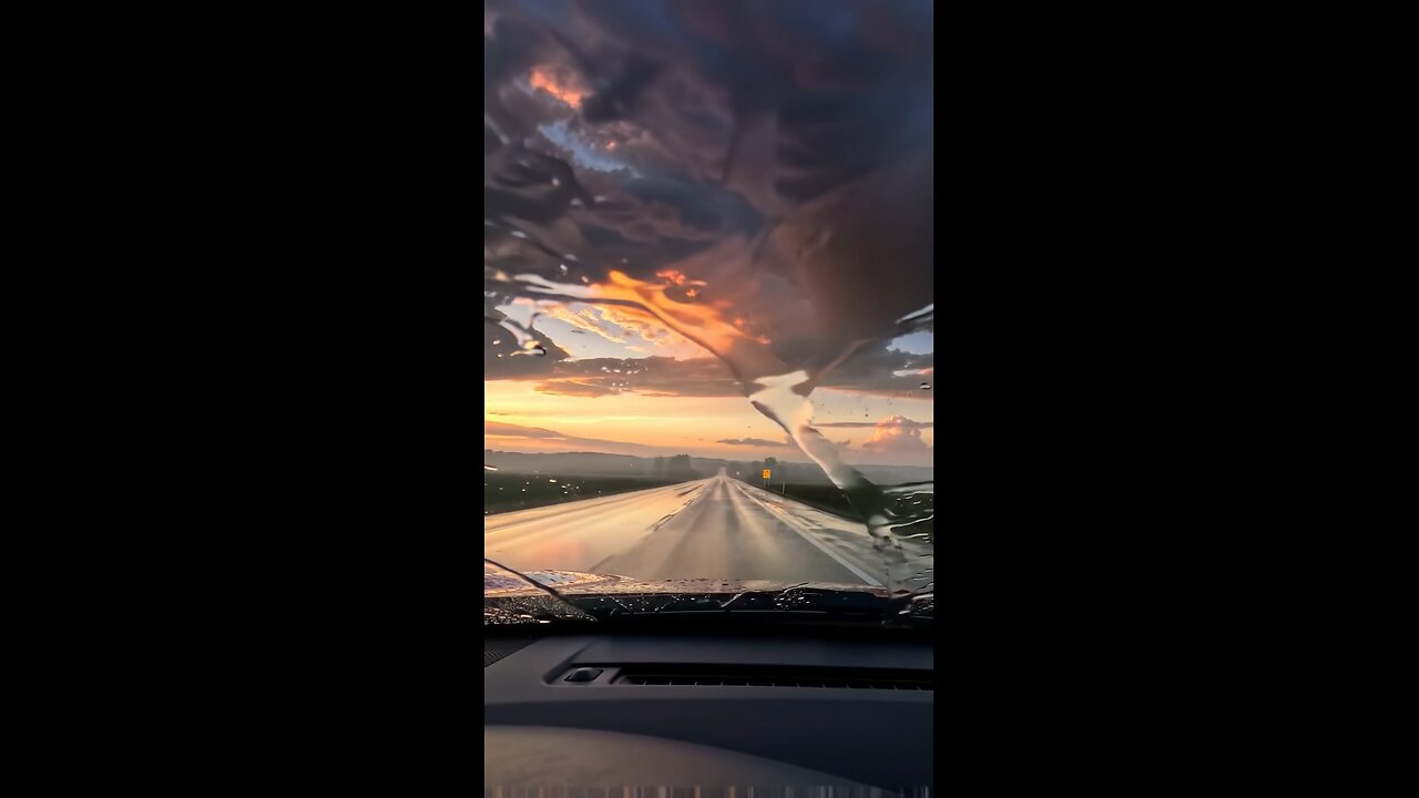 Unreal Sunset Sky Caught on Dashcam – You Won’t Believe This View