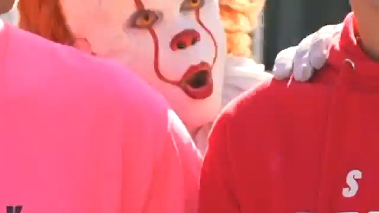 EXTREME HIDE AND SEEK VS CLOWNS!! (Scary)