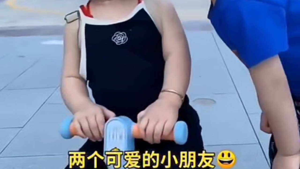 The simple little girl kissed the little boy naturally, and her mother was frightened.