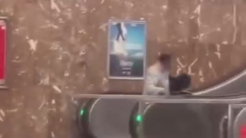 30-3-2025 Messenzwaaier bij de metro in Brussel