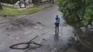 Dos ladrones intentan detener una camioneta lanzándole un tronco