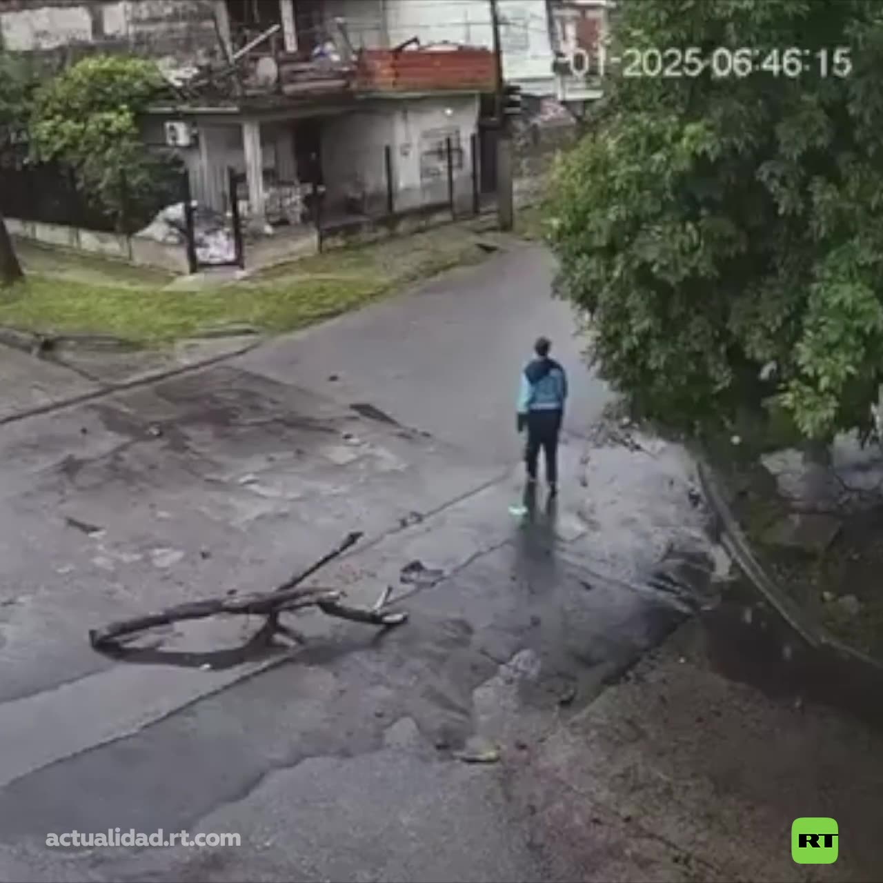 Dos ladrones intentan detener una camioneta lanzándole un tronco