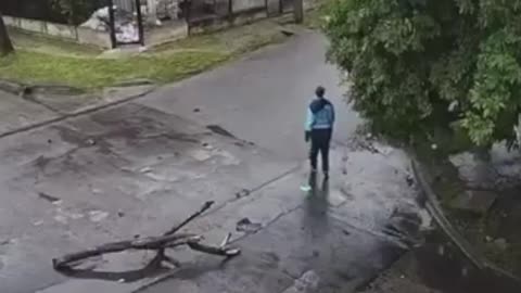 Dos ladrones intentan detener una camioneta lanzándole un tronco