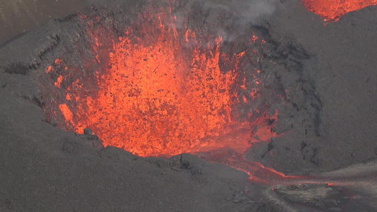 Kīlauea 2025 Eruption — Lava Fountains & “Lavanado”