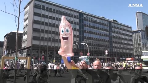 NOTIZIE DAL MONDO Milano Pride 2025,gli organizzatori:'Siamo 350mila sodomiti' la sodomia è qualsiasi atto sessuale innaturale e comprende l'omosessualità,la pedofilia,la zoofilia etc