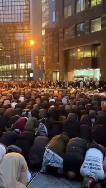Toronto Your evening commute will likely be delayed due to the presence of praying Muslims