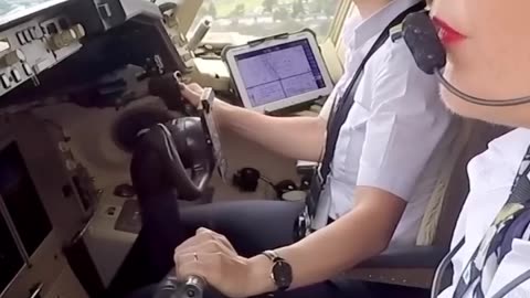 👩🏻‍✈️👩🏻‍✈️Boeing landing in Seattle #aviation #pilot #boeing