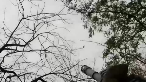 Amazing accuracy! A Ukrainian soldier shoots down a Russian kamikaze drone searching