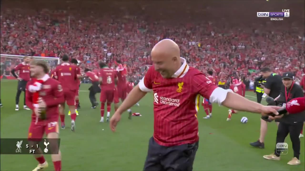 Arne Slot repays Jurgen Klopp's welcome chant, starting a rendition of his own!