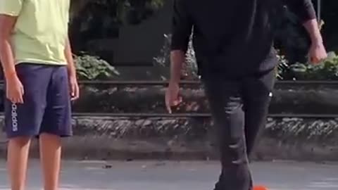 Shocking: football skill Tutorial/ Street football nutmeg tutorial.