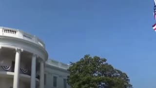 Trump y Melania observan un B-2 y cazas F-35 sobre la Casa Blanca