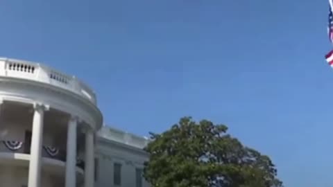 Trump y Melania observan un B-2 y cazas F-35 sobre la Casa Blanca