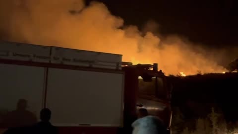 Zjarri në Ksamil ende aktiv, mungojnë rrugët për zjarrfikëset, banorët ndërhyjnë me mjete rrethanore