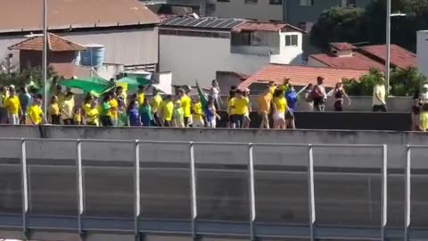 What a beautiful image, gentlemen. Impressionante! Manifestantes cruzam a Terceira Ponte entre Vitória e Vila Velha, Espírito Santo. Brasil nas Ruas!