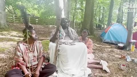 🇬🇧 Una tribù africana con un proprio Re e Regina si è insediata in un bosco delle Borders