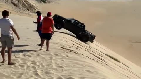 Carro ‘voa’ por cima de buggy e passageiros em duna de Canoa Quebrada, no Ceará