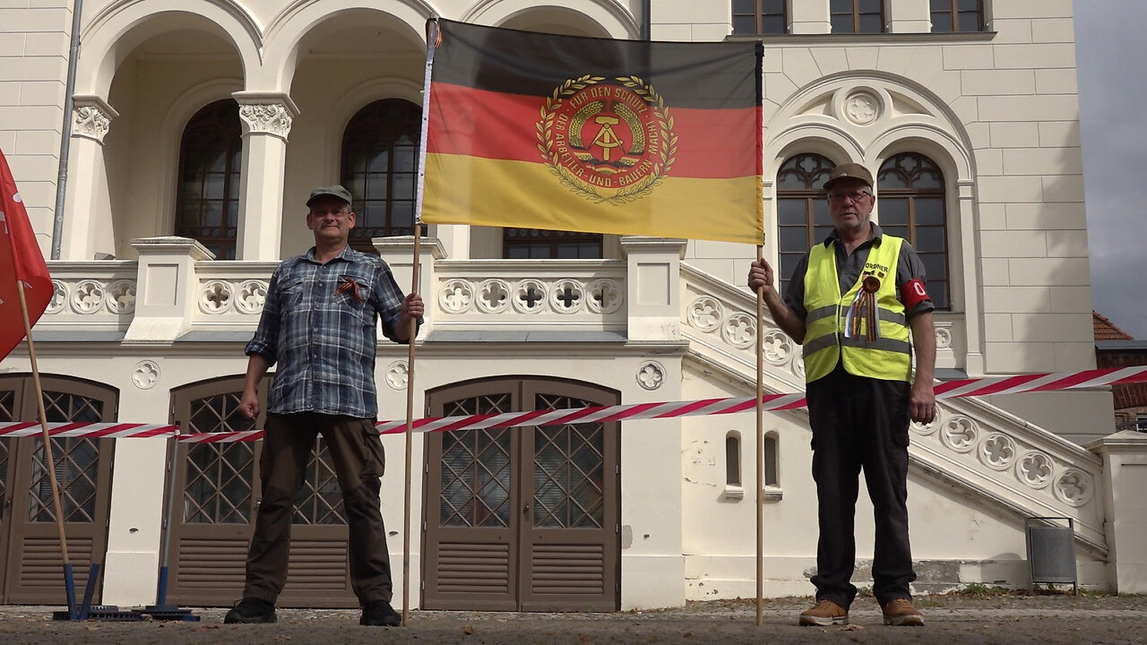 Die neue deutsche Nationalhymne! Es lebe unsere neue DDR!