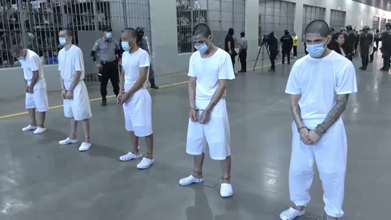 Costa Rican minister takes tour of El Salvador's super prison