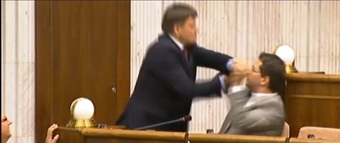 Hlina fyzicky napadol smeráka Martvoňa v parlamente | 2013