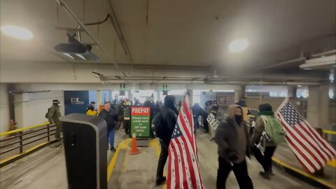 👮‍♂️ 🇺🇸 Anti-ICE protesters beat an ICE supporter over the head