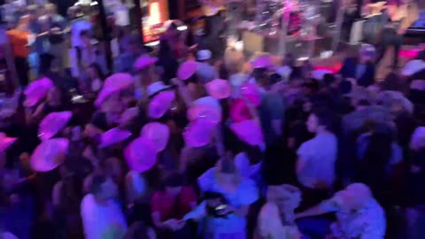 NASHVILLE TN LIVE BROADWAY STREET / PEOPLE WATCHING / BANDS WATCHING / BARS
