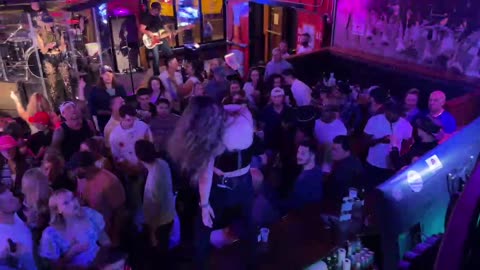 NASHVILLE TN LIVE BROADWAY STREET / PEOPLE WATCHING / BANDS WATCHING / BARS