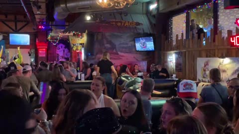 NASHVILLE TN LIVE BROADWAY STREET / PEOPLE WATCHING / BANDS WATCHING / BARS