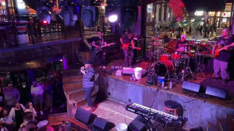 NASHVILLE TN LIVE BROADWAY STREET / PEOPLE WATCHING / BANDS WATCHING / BARS