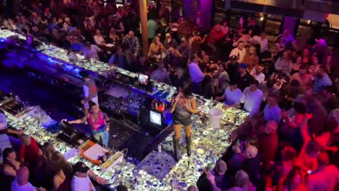 NASHVILLE TN LIVE BROADWAY STREET / PEOPLE WATCHING / BANDS WATCHING / BARS