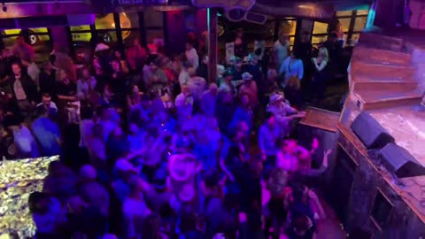 NASHVILLE TN LIVE BROADWAY STREET / PEOPLE WATCHING / BANDS WATCHING / BARS