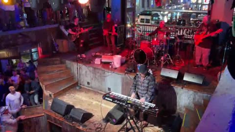 NASHVILLE TN LIVE BROADWAY STREET / PEOPLE WATCHING / BANDS WATCHING / BARS