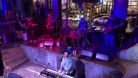 NASHVILLE TN LIVE BROADWAY STREET / PEOPLE WATCHING / BANDS WATCHING / BARS