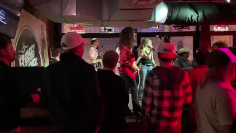 NASHVILLE TN LIVE BROADWAY STREET / PEOPLE WATCHING / BANDS WATCHING / BARS