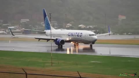 Landing of a Boeing 737-900 of United Airlines at the airport of Baster city