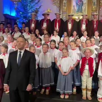The Polish president sings with Polish children. This is how to look like a healthy nation.