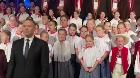 The Polish president sings with Polish children. This is how to look like a healthy nation.