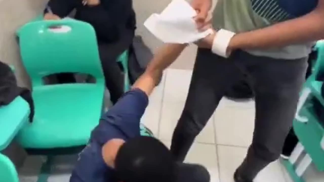 One student caught cheating in class… and he refuses to sink alone! 😂🎓 Exposes everyone else! 💥