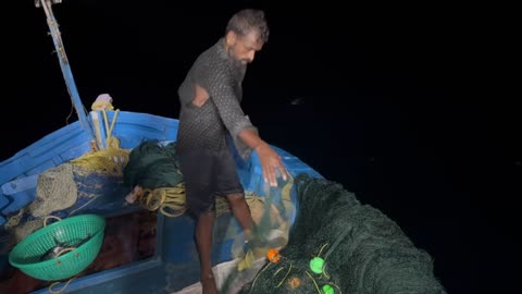 Fischerboote im Morgengrauen Muscheljagd in Thailand #ThailandMeer #Muschelsuche #Nachtangeln