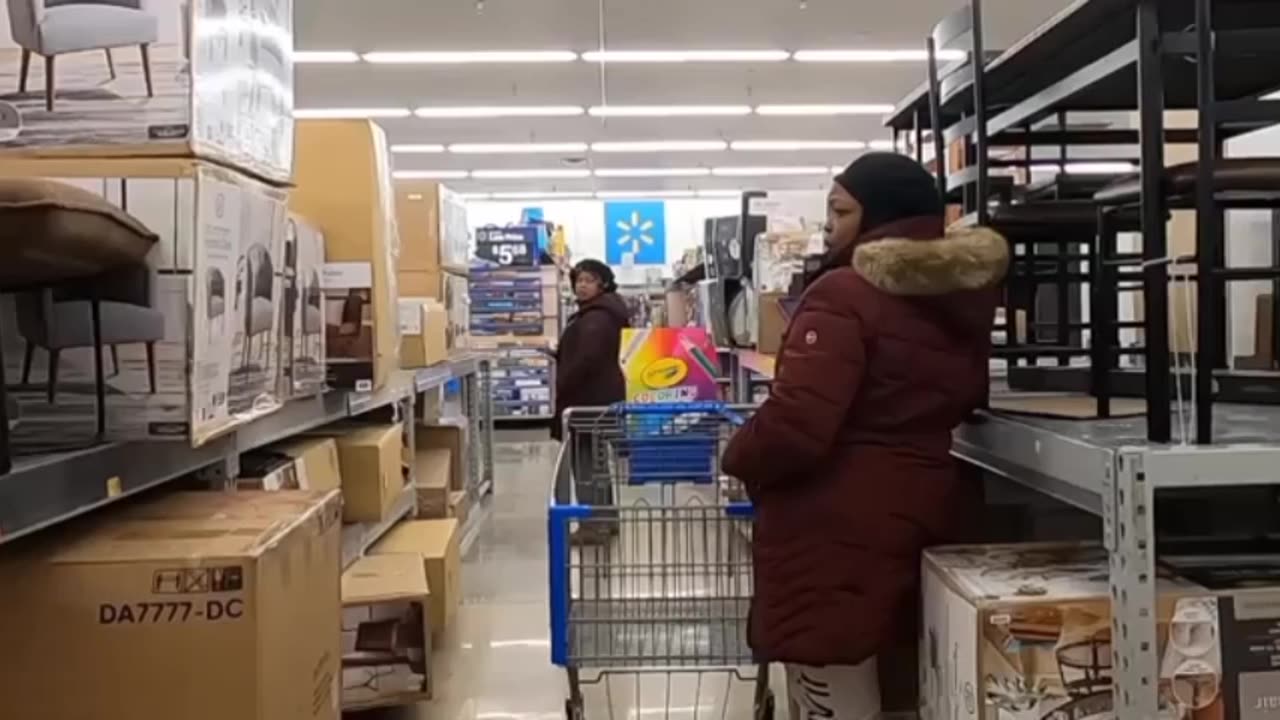 Man enjoy in citymall fart