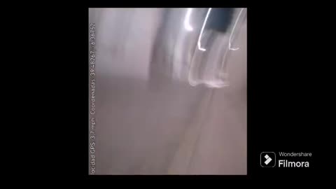 Tiro un bolazo de pienso en el coche de uno de los vecinos que hacen daño a mi perro