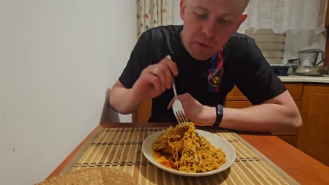 OSTRY RAMEN Samyang Buldak – Ostra konfrontacja 🔥 [Spicy Noodle Challenge]