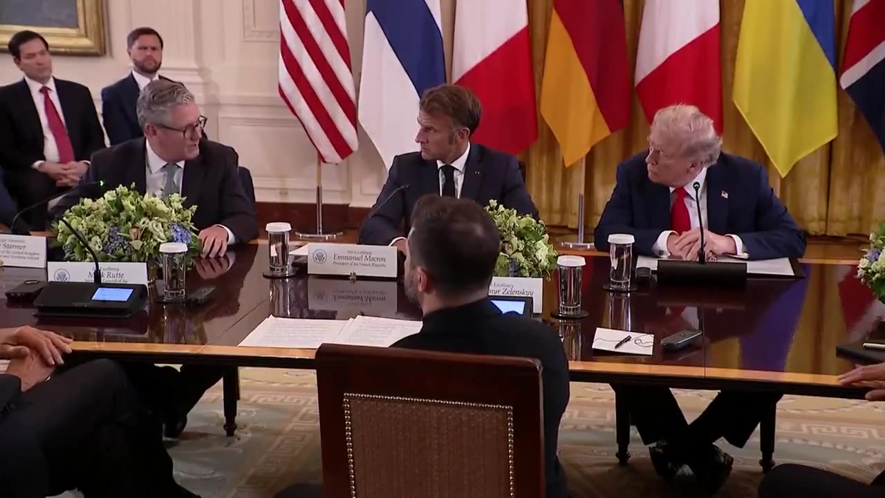 Here you can see Macron rolling his eyes out at the clueless Starmer