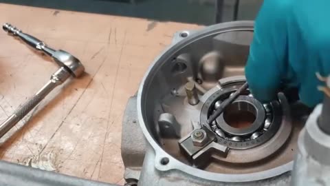 How to Replace a Crankshaft on a Vespa 2-Stroke Engine