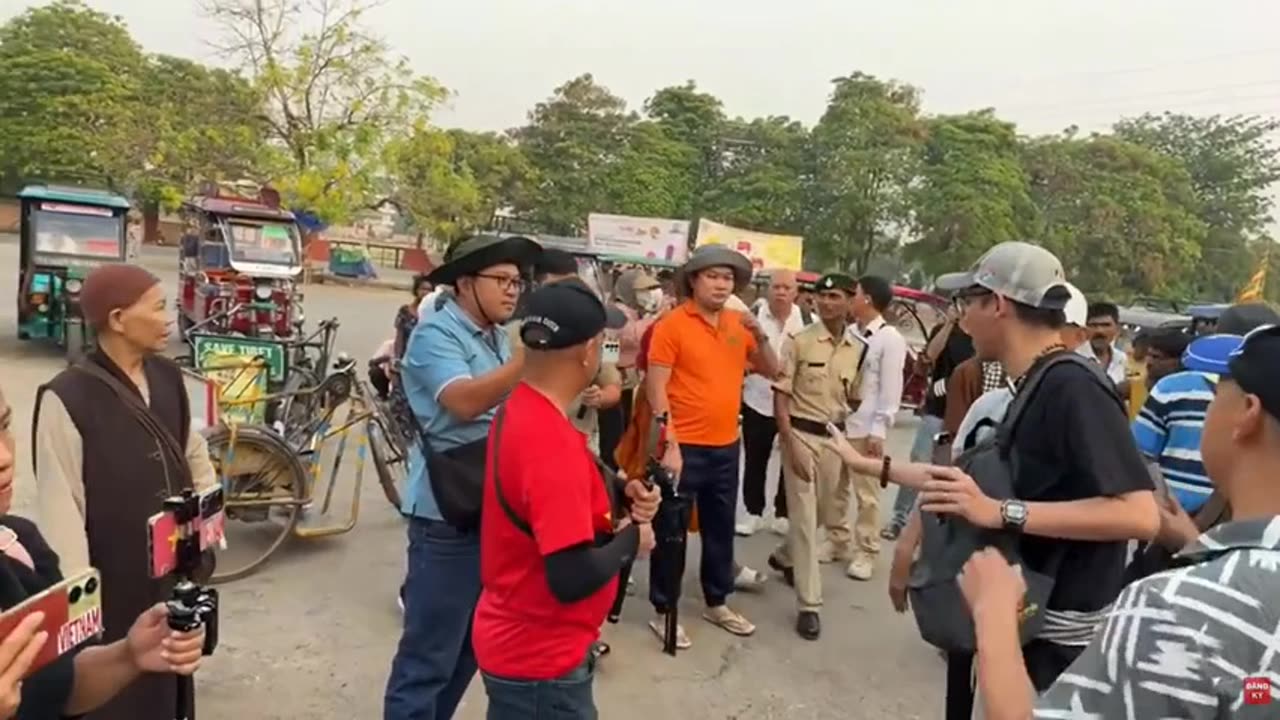 Cháu Ngoan Của Bác Và ₫ảng ₫em Cờ ₫ỏ Kéo Bày ₫àng ₫ến ₫ại Náo Phả Thày Minh Tuệ Và ₫oàn