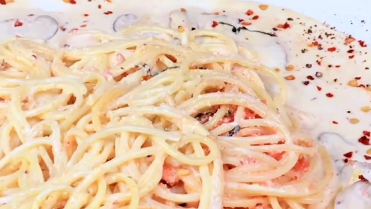 "She made most delicious spicy noodles ever🔥☕🍽️