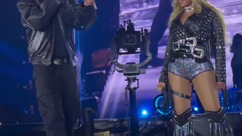 Beyonce' and jay-z, kiss on stage at Atalanta night 3