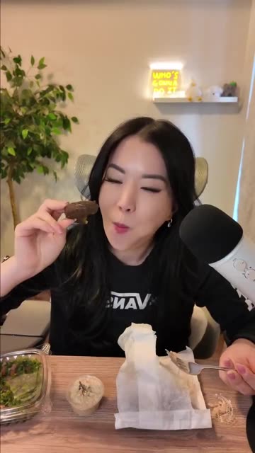 Canadian Influencer tries Israel's Food...