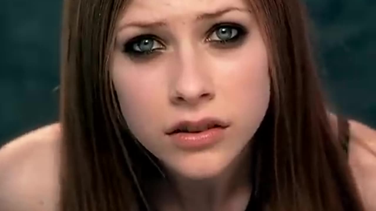 Avril Lavigne - Complicated (Official Musikc Video)