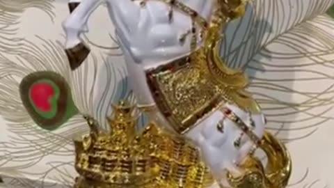White - Golden Horse Mane Showpiece | Vastu Horse Statue | DNA Estore